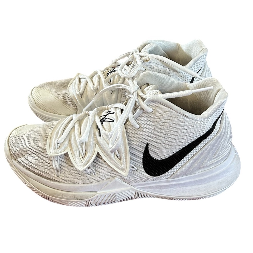 Nike | Men’s white Kyrie Irving mid lace up basketball sneakers great tread sz 7
